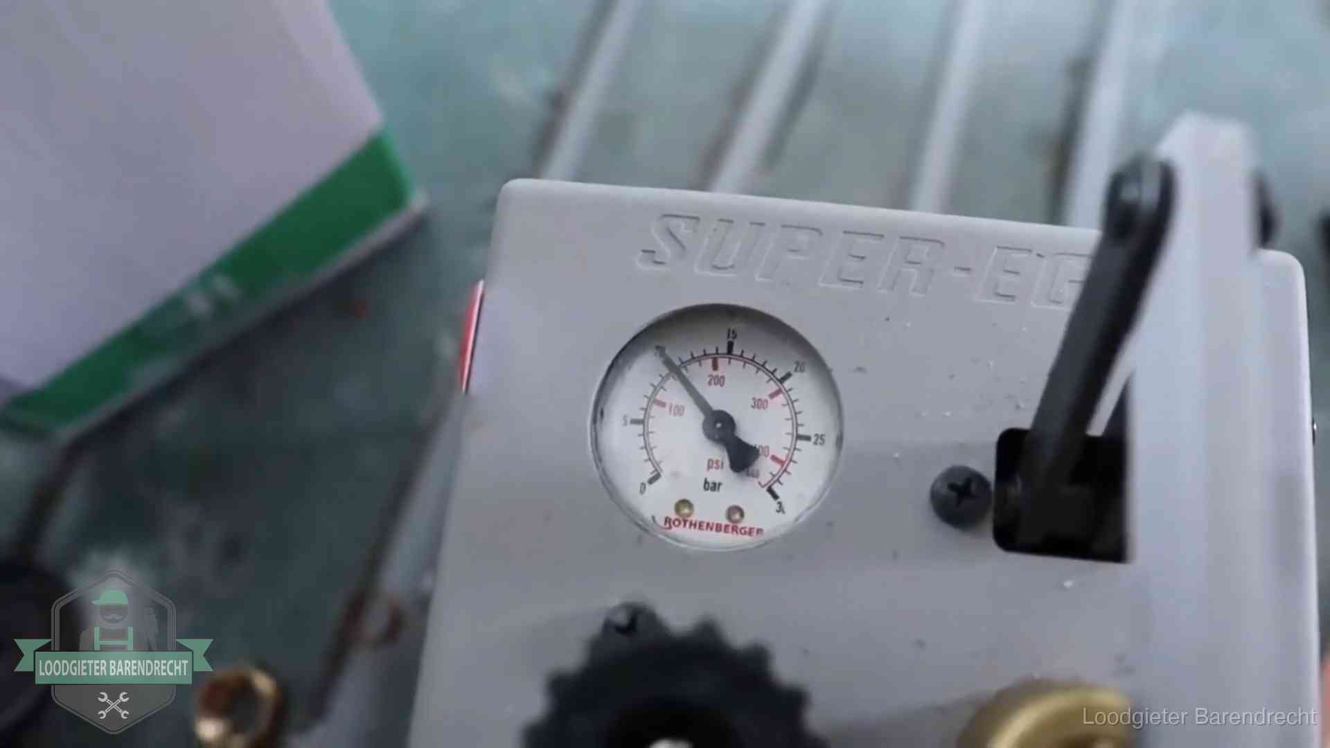 Manometer van een afperspomp bij controle van nieuw leidingwerk in Barendrecht