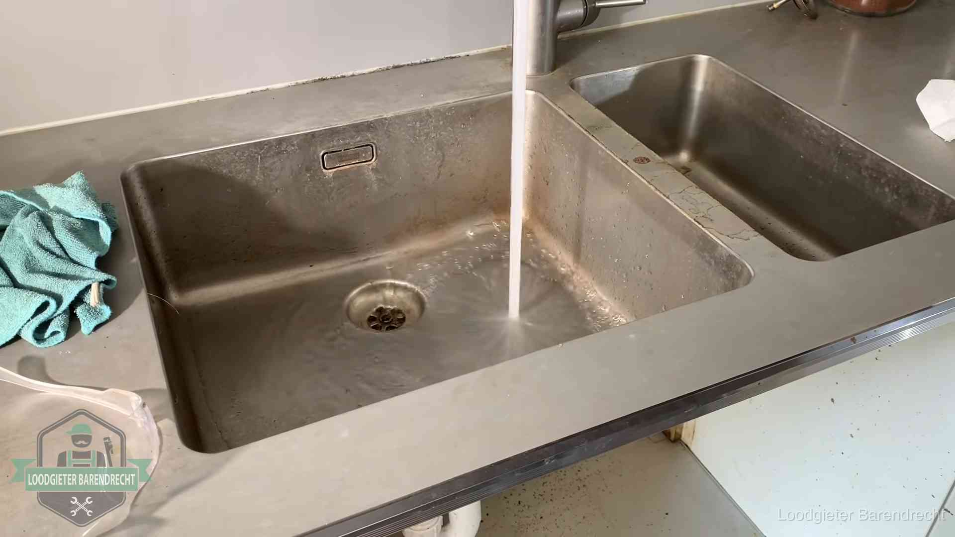 Vastlopende afvoer herkennen in Barendrecht Doorstroomtest van de afvoer bij een gootsteen in Barendrecht