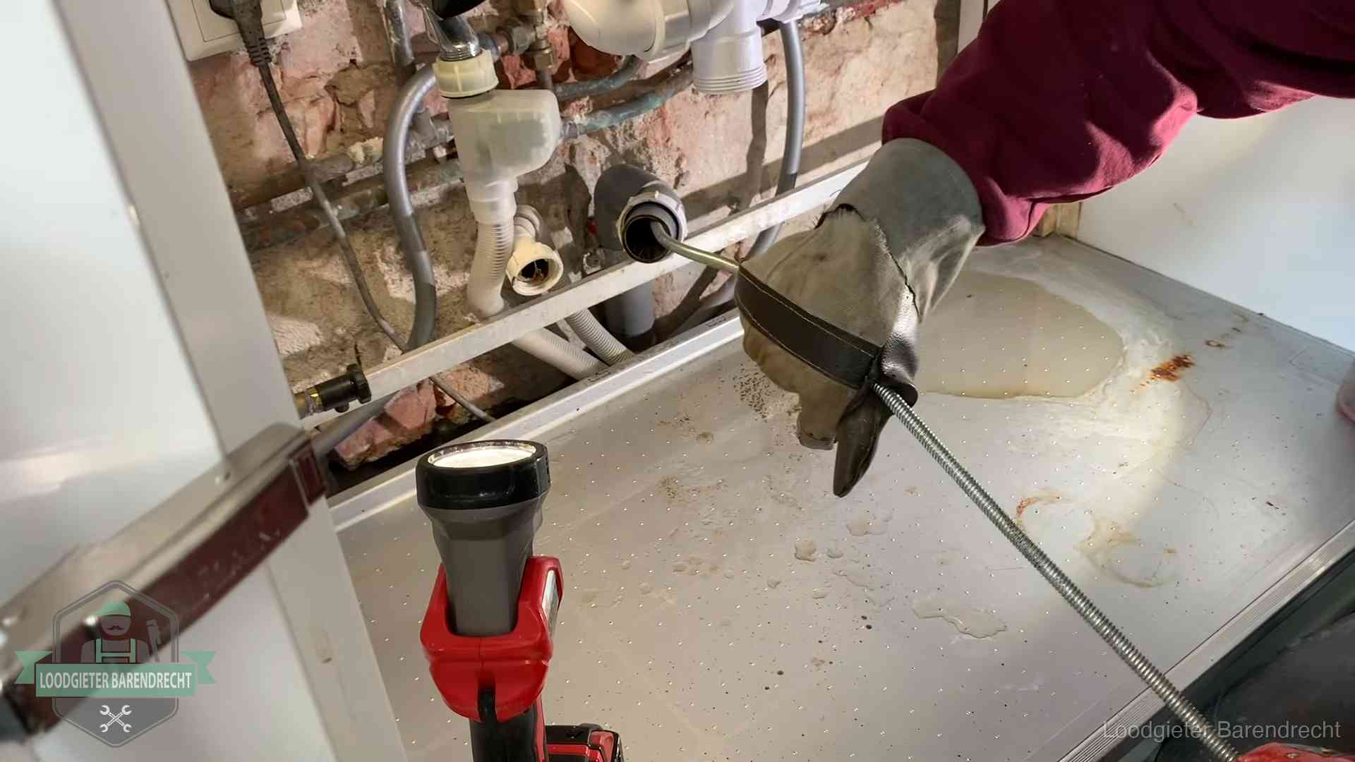 Je riool goed houden in Barendrecht Ontstoppingsveer wordt preventief door een afvoeraansluiting gehaald in Barendrecht
