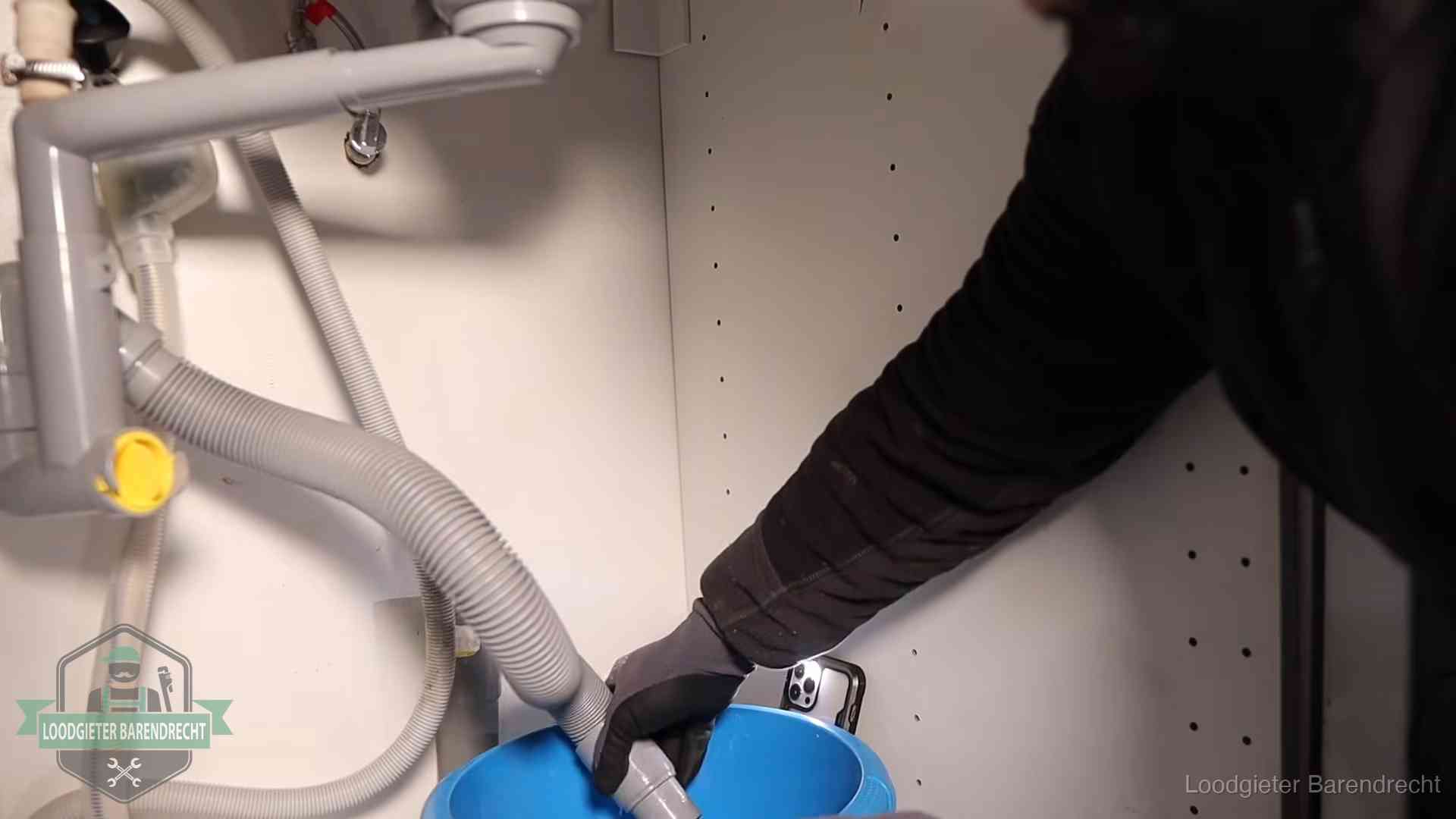 Zelf je afvoer legen in Barendrecht Afvoerslang loopt leeg in een emmer onder de gootsteen in Barendrecht, een klus die je zelf kunt doen