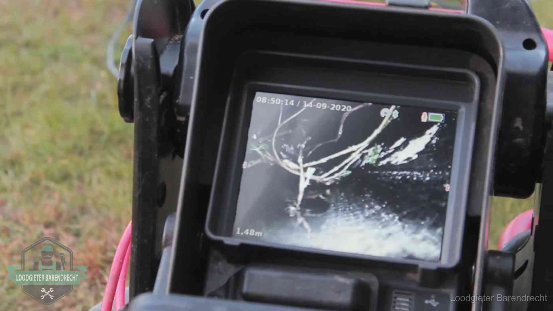 Camera-inspectie van het riool in Barendrecht Monitor van een rioolcamera toont wortelingroei in de rioolbuis bij een woning in Barendrecht