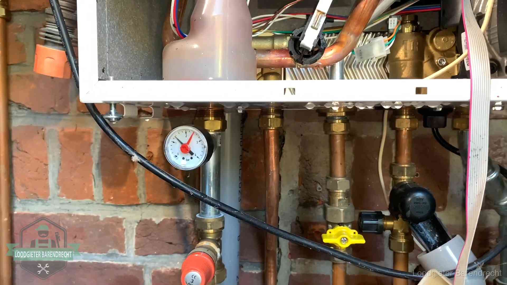 Manometer en aansluitleidingen onder een cv-ketel in Barendrecht bij controle op drukverlies