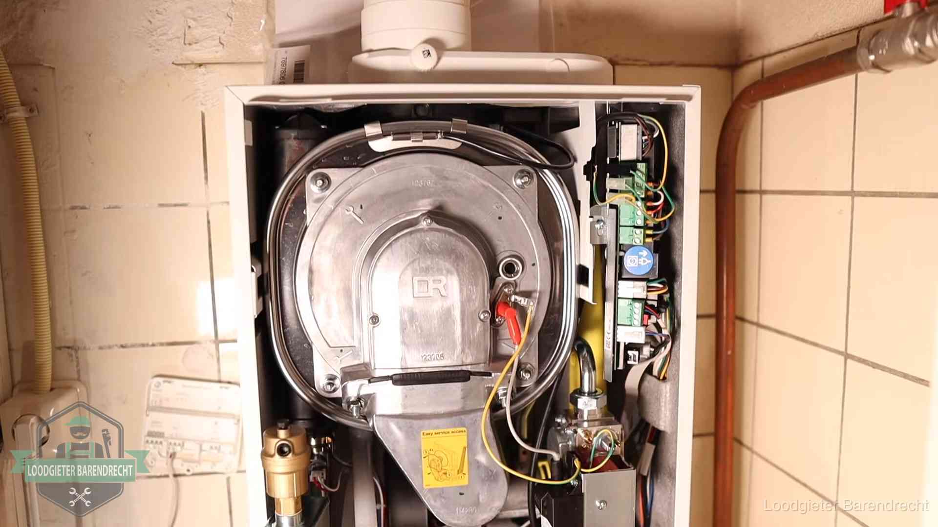 Geopende cv-ketel met warmtewisselaar tijdens periodiek onderhoud in Barendrecht