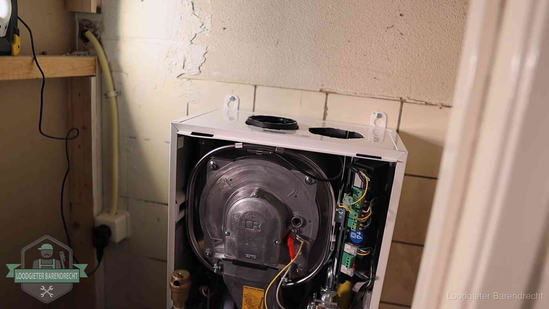 Geopende cv-ketel tijdens een onderhoudsbeurt in Barendrecht, met brander en warmtewisselaar zichtbaar
