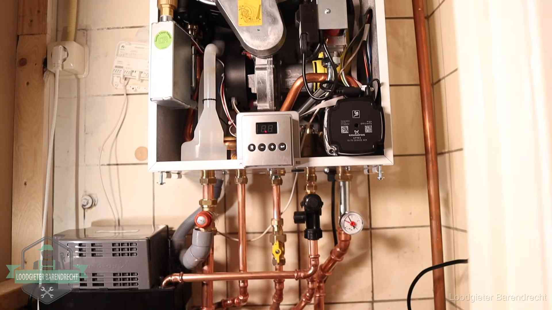 Geopende cv-ketel met brander en cv-pomp tijdens een onderhoudsbeurt in Barendrecht