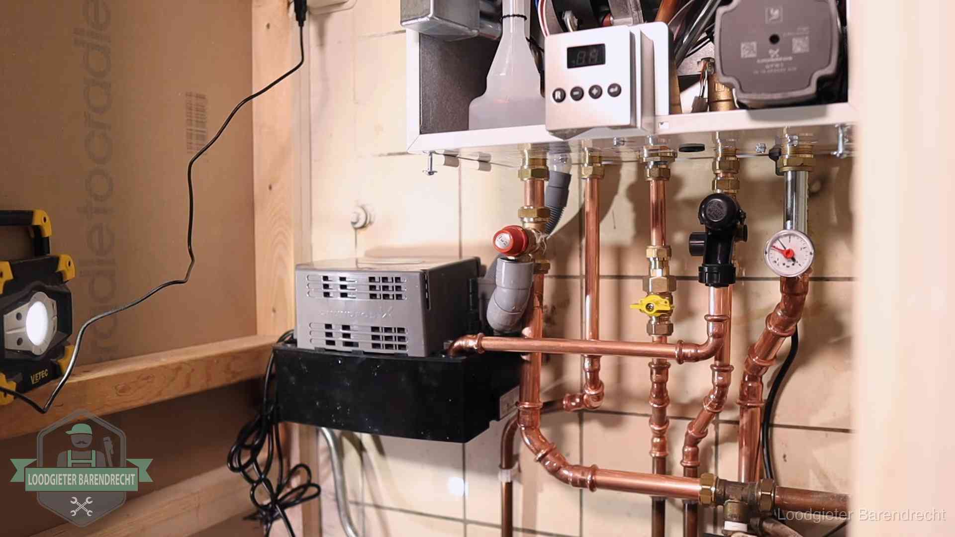 Nieuw koperen leidingwerk met pomp en manometer onder een vervangen cv-opstelling in Barendrecht
