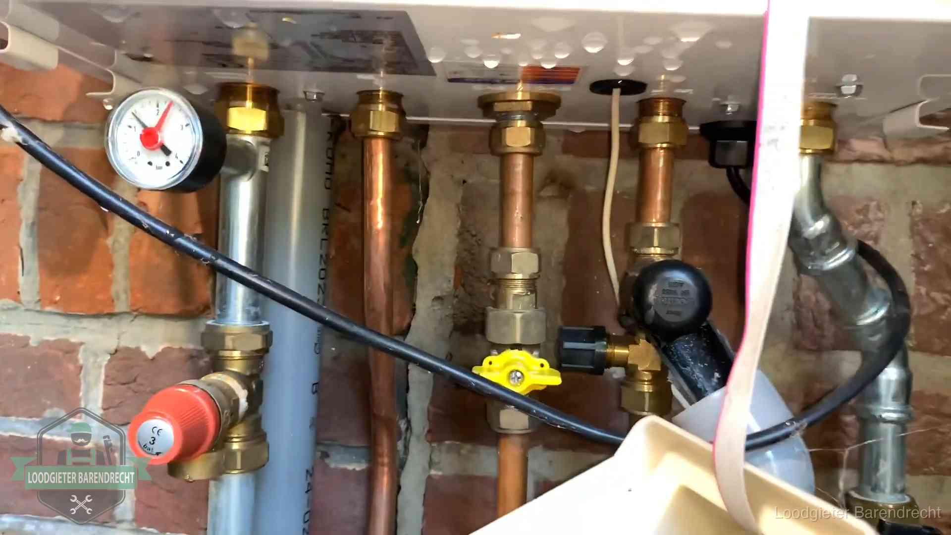 Onderaansluitingen van een cv-ketel met manometer en gaskraan in Barendrecht