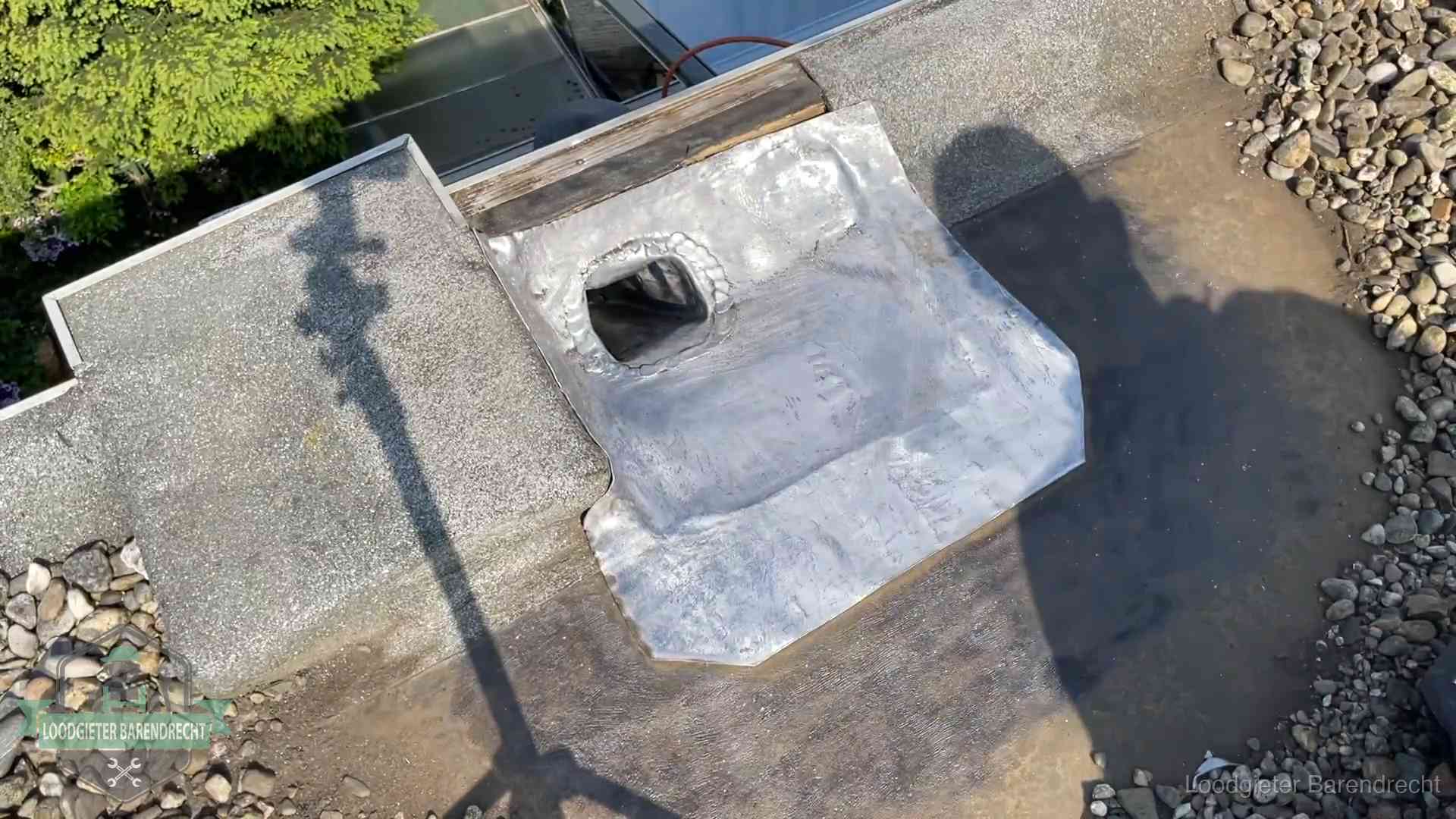 Noodafdichting bij daklekkage in Barendrecht Vers afgedichte dakdoorvoer met lood en zink op een plat dak in Barendrecht
