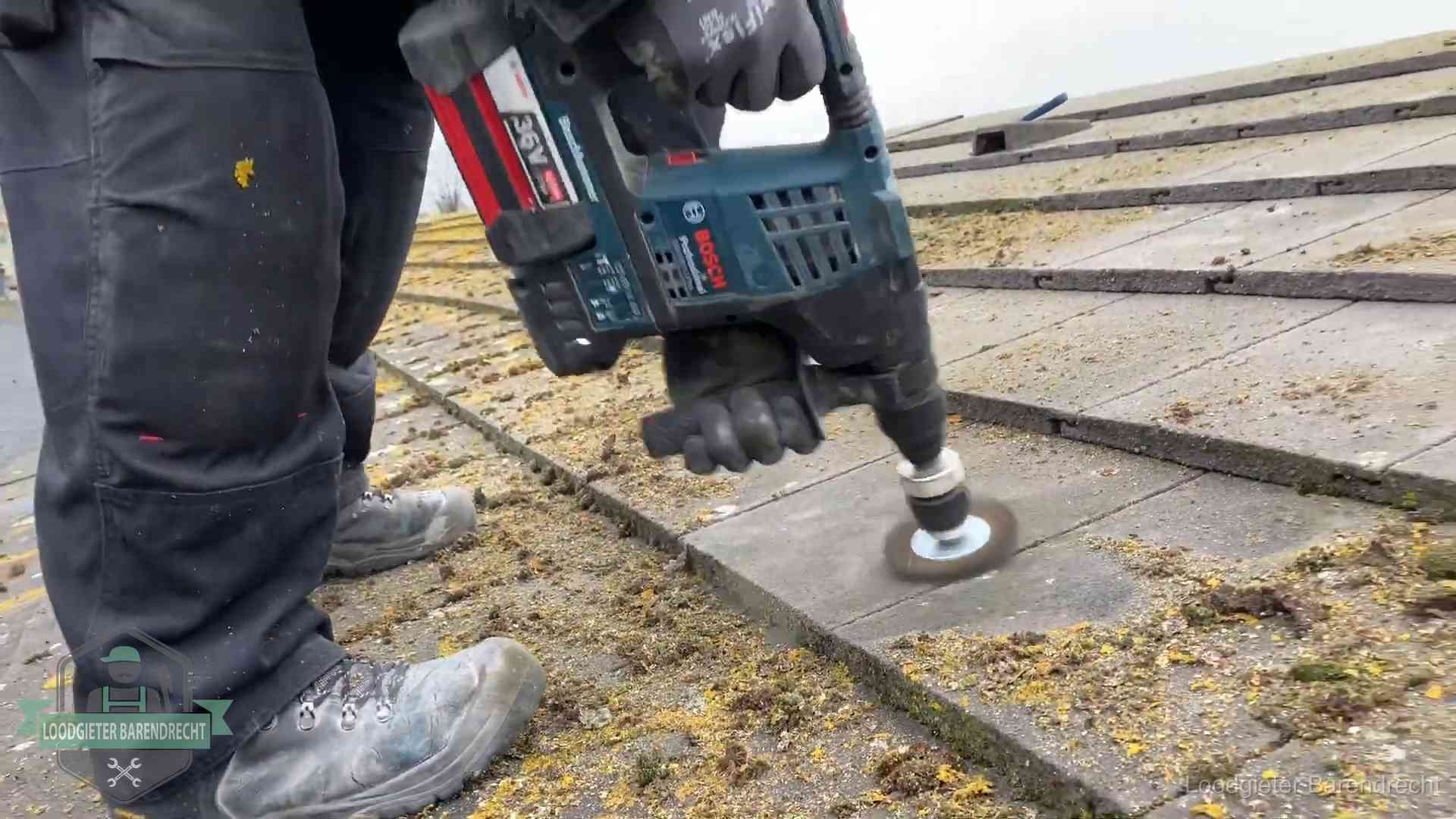 Dakonderhoud en preventie in Barendrecht Betonnen dakpannen worden machinaal gereinigd tijdens dakonderhoud in Barendrecht