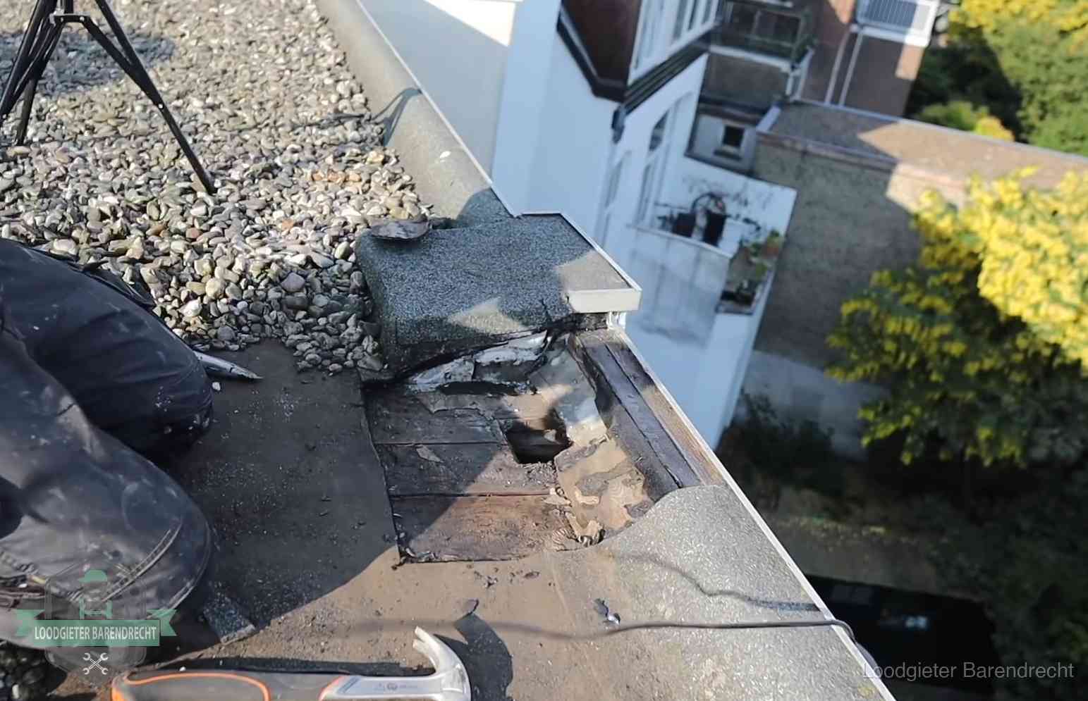Gevolgen van een daklekkage in Barendrecht Opengelegde dakrand met verrot dakbeschot door een langdurige daklekkage in Barendrecht