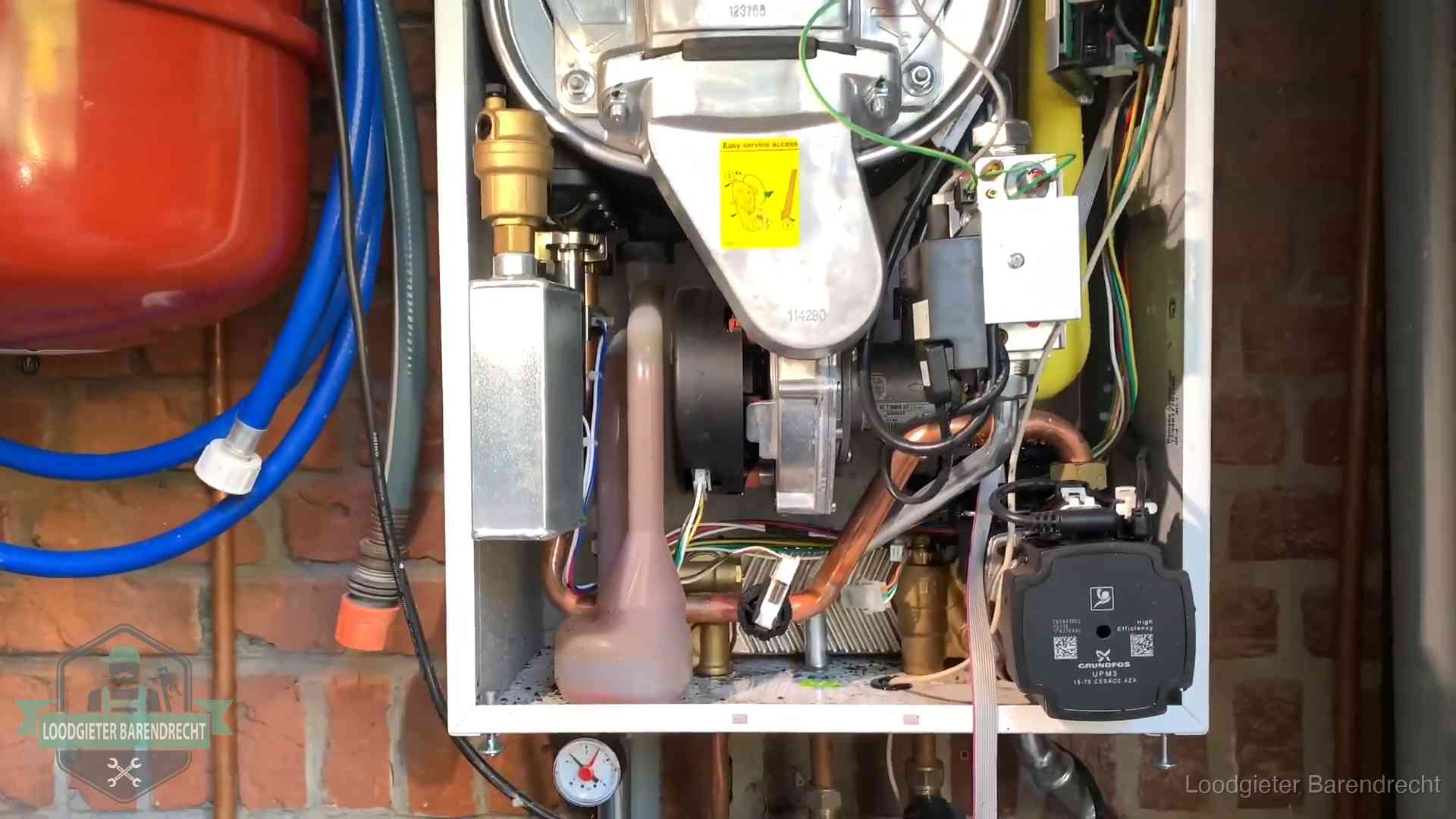 Geopende cv-ketel met rood expansievat in een woning in Barendrecht