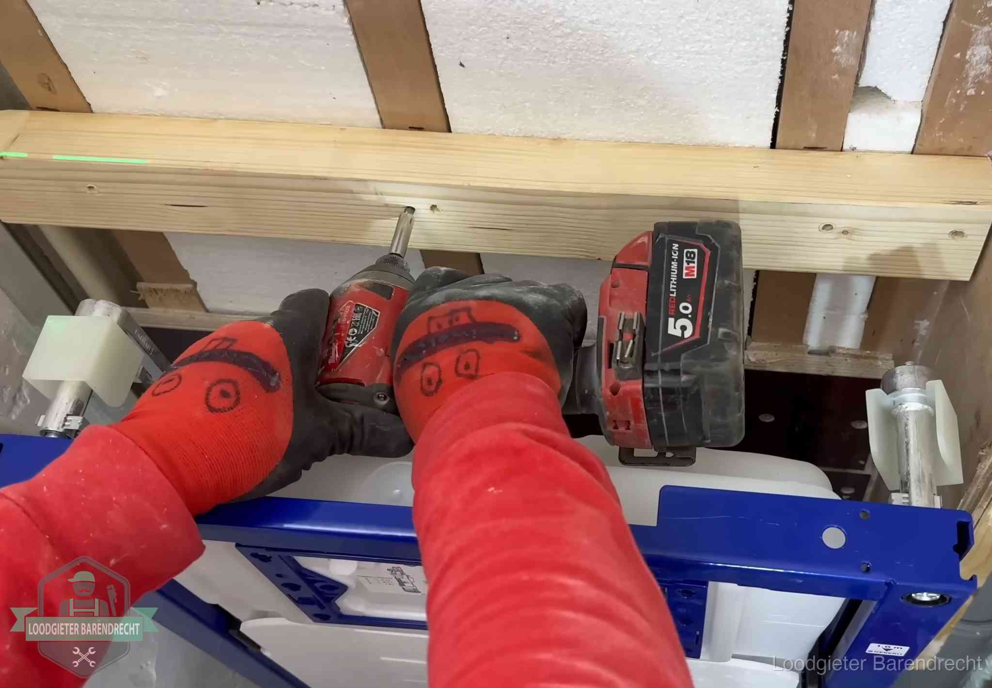 Fout in de wc-installatie opsporen in Barendrecht Monteur bevestigt een inbouwreservoir voor een hangend toilet in Barendrecht