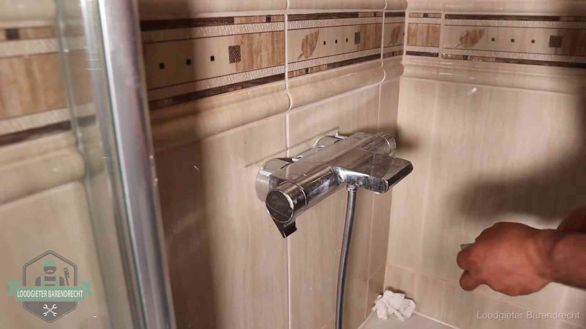 Verkalkte douche-mengkraan in Barendrecht, hetzelfde kalk dat zich in de warmtewisselaar afzet