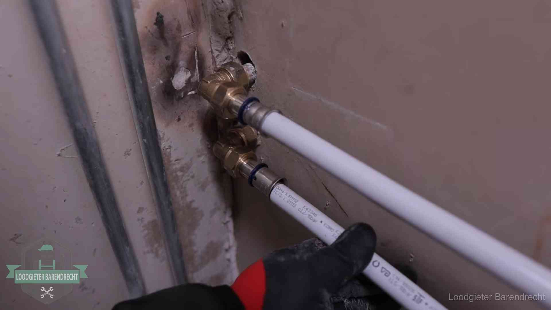 Meerlagenbuizen met keurmerk en rvs persfittingen op muuraansluitingen in Barendrecht