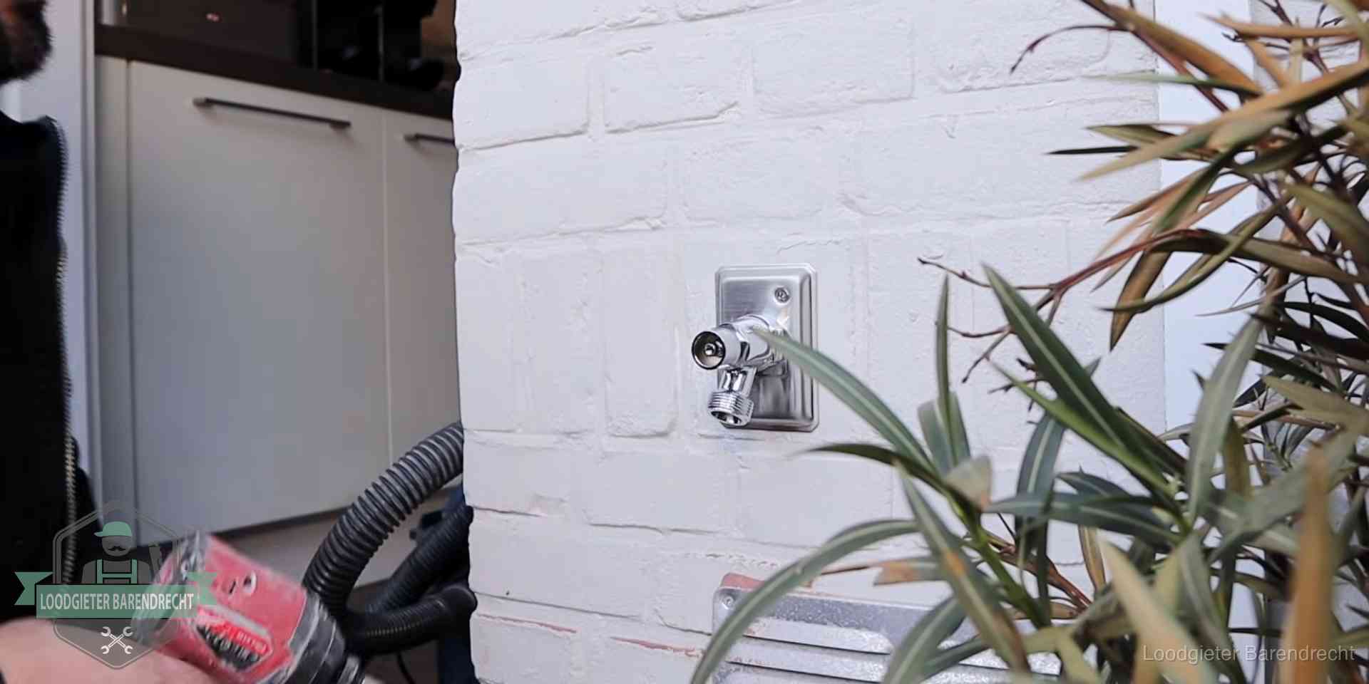 Daklek of leidinglek testen in Barendrecht Chromen kraan op een muurplaat bij een woning in Barendrecht, dichtdraaien is stap een van de lektest