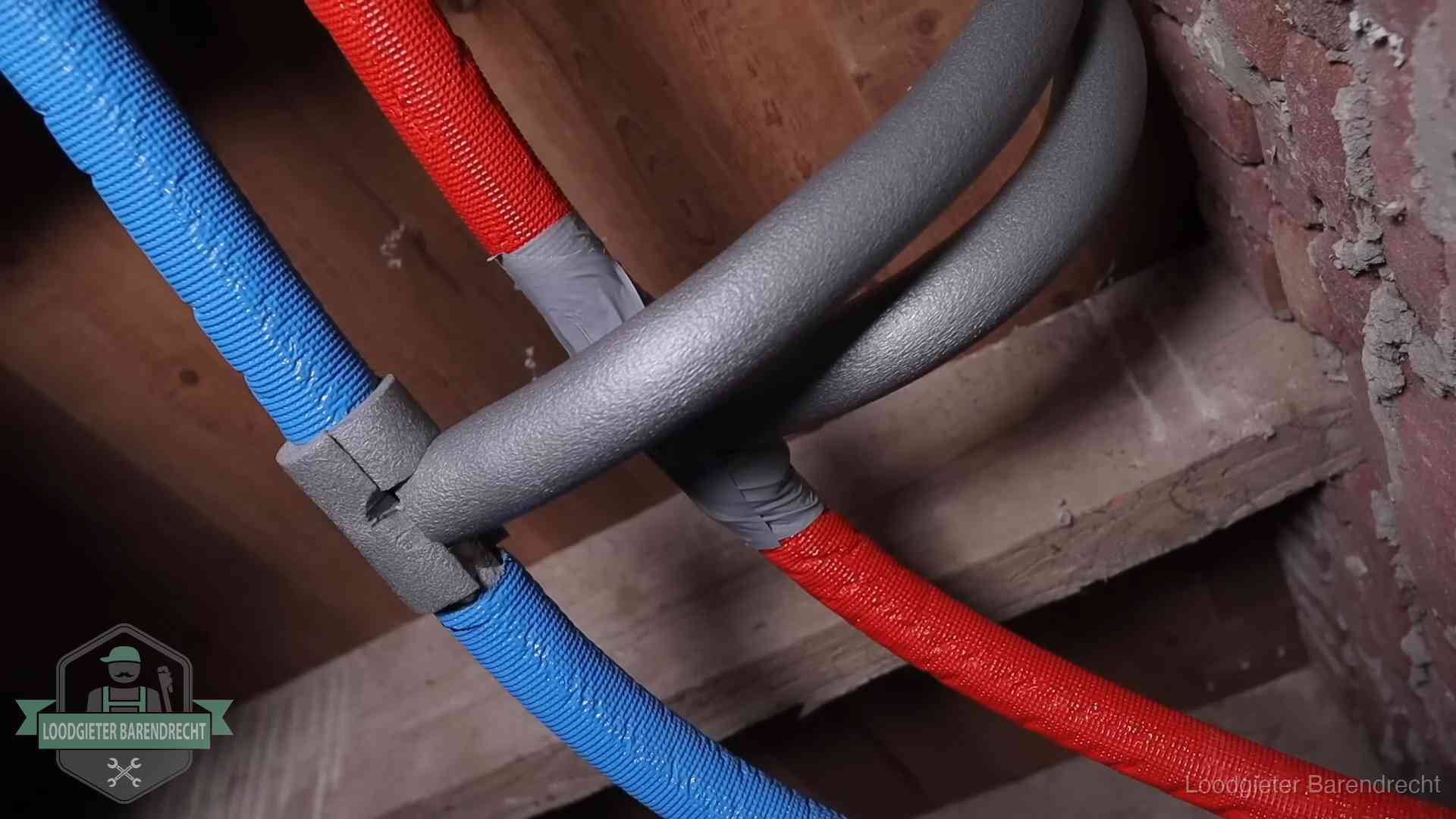 Geïsoleerde waterleidingen langs houten balken tegen bevriezing in Barendrecht