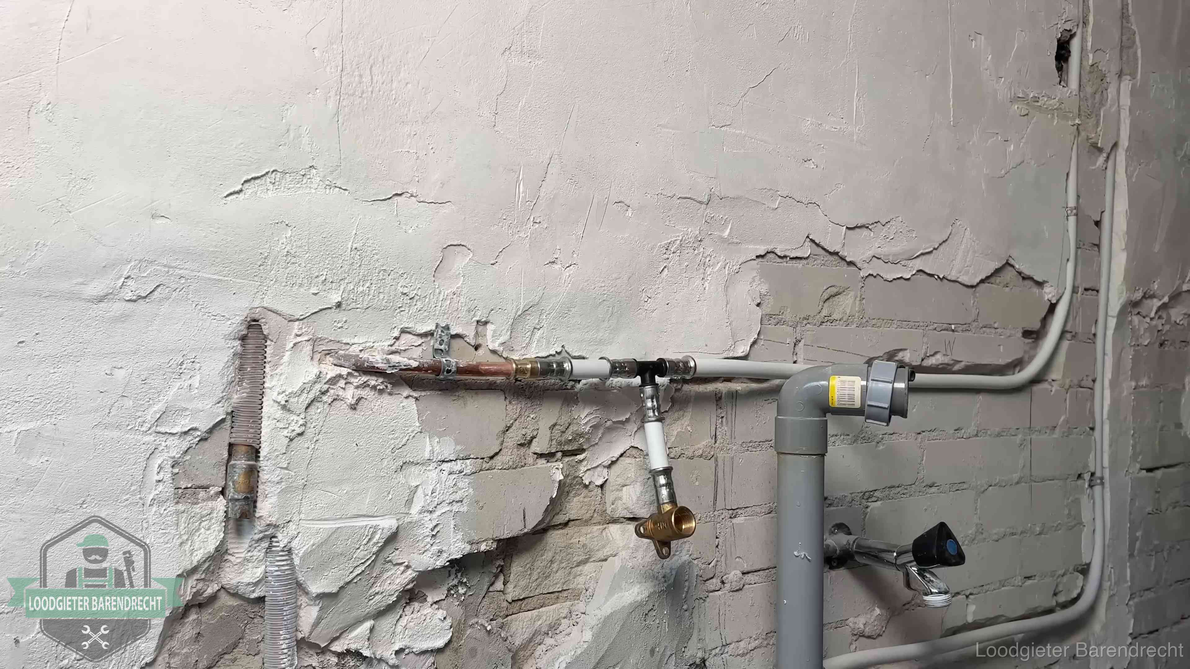 Nieuw leidingwerk naast een oud verroest leidingrestant in een woning in Barendrecht
