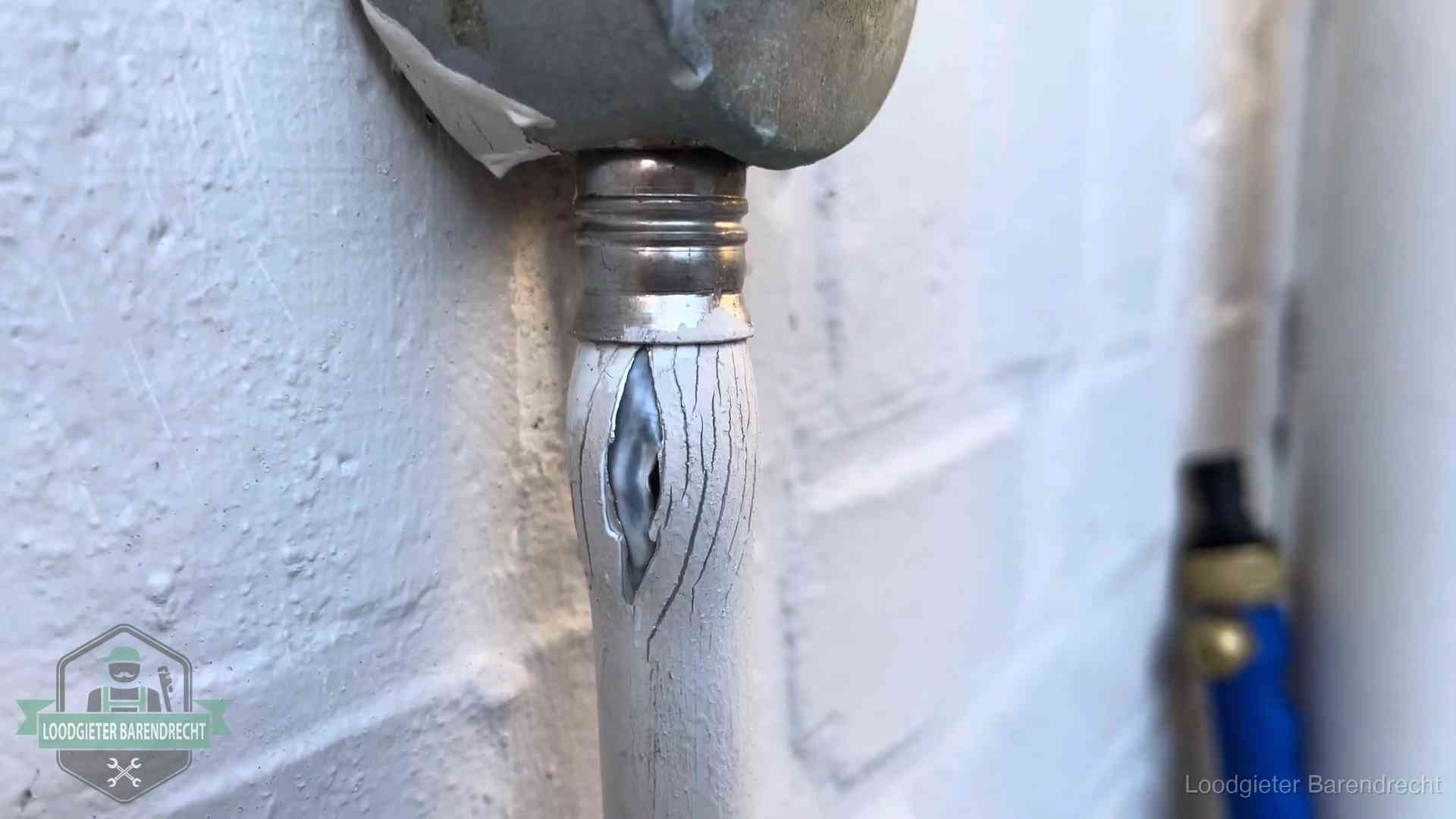Oude waterleiding in Barendrecht waar de verf openscheurt, een stille aanwijzing voor een beginnend lek