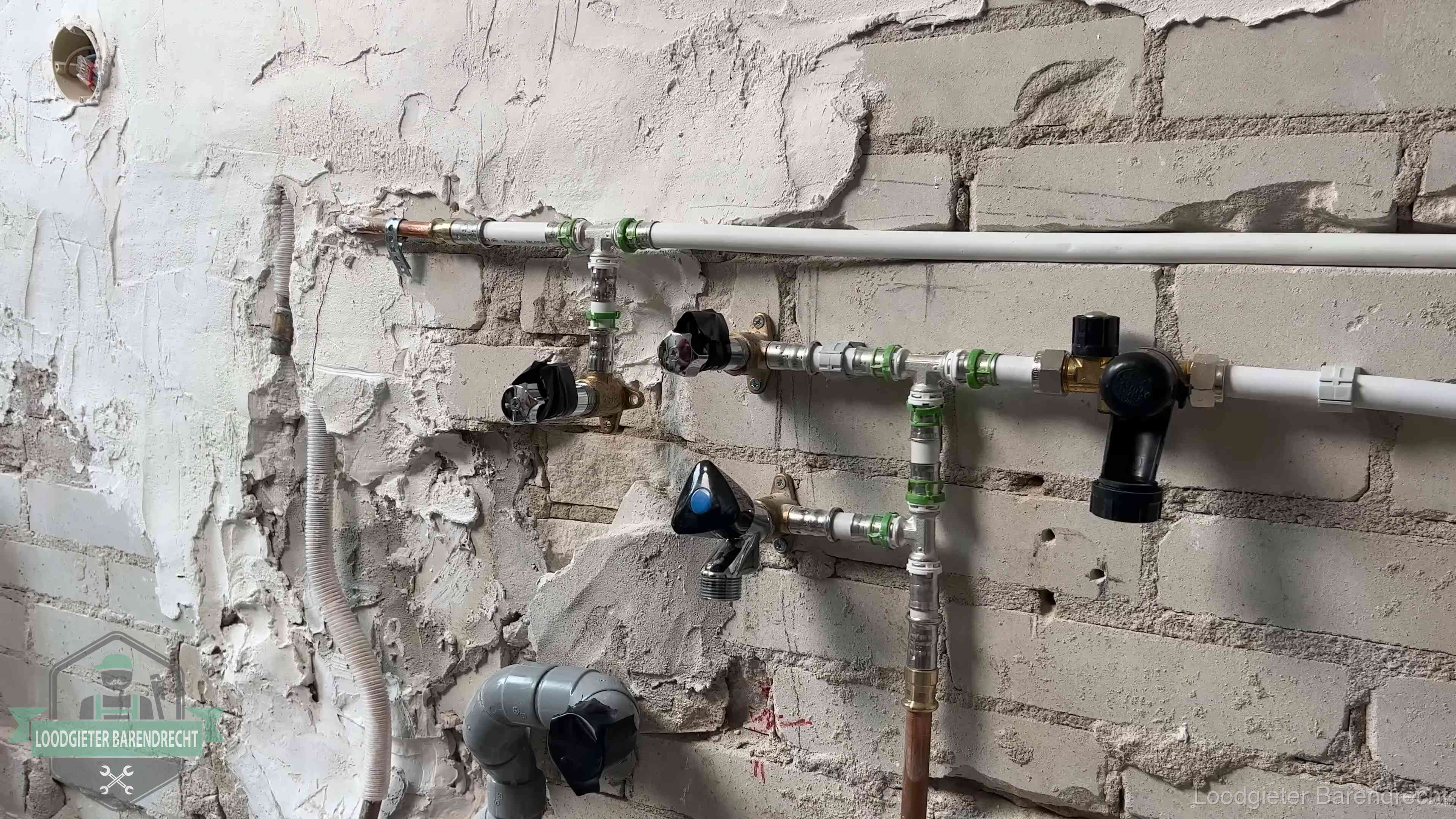 Nieuw aangelegd leidingwerk met persfittingen tijdens een verbouwing in Barendrecht