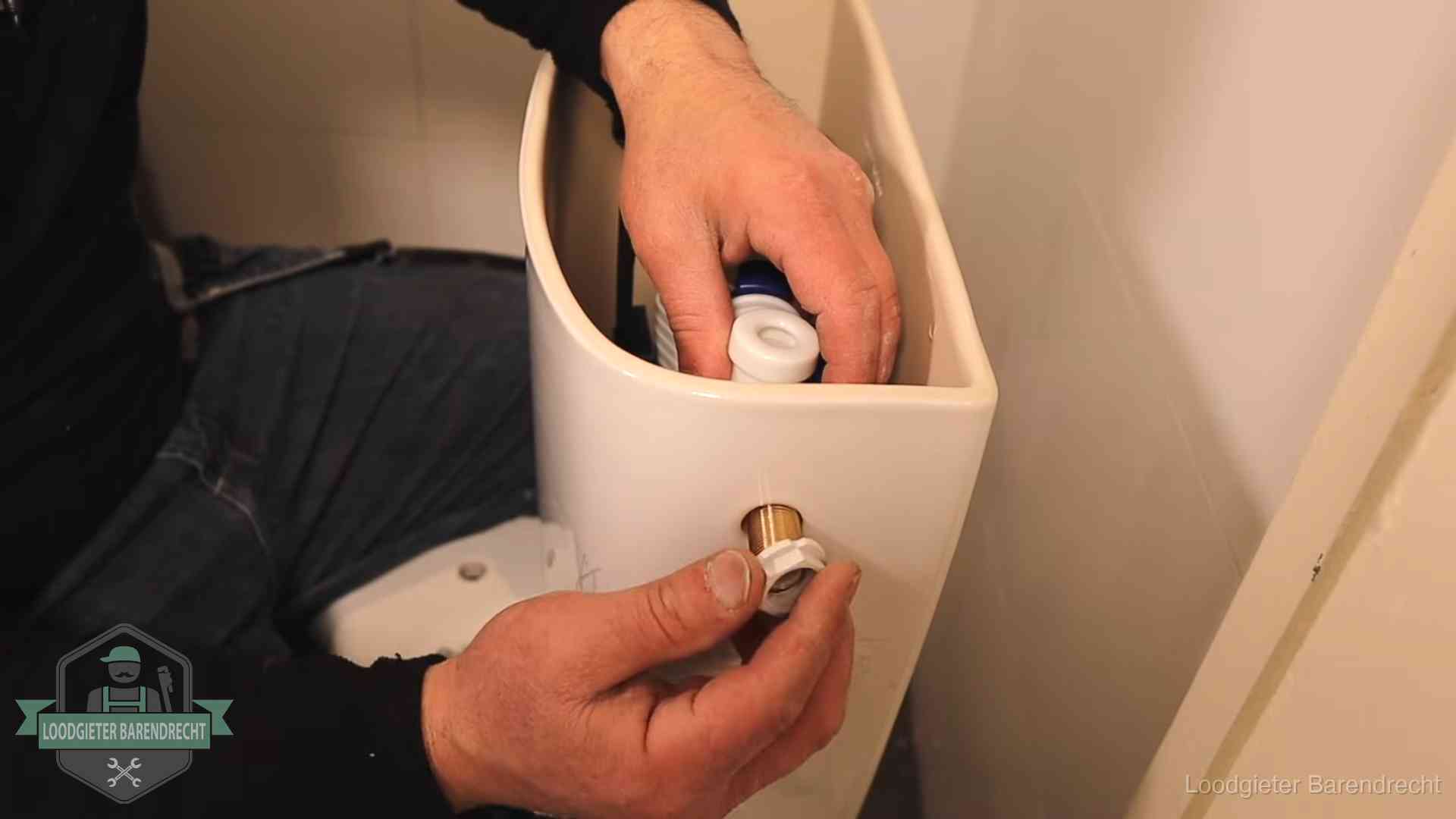 Loodgieter voor je verstopte wc in Barendrecht Loodgieter monteert de vlotterkraan van een stortbak bij een toilet in Barendrecht