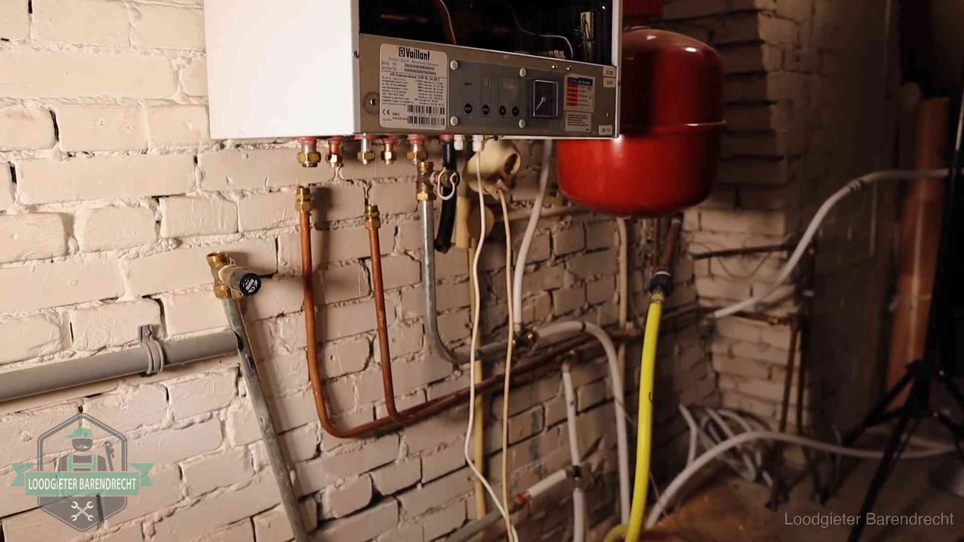 Verouderde cv-ketel met een wirwar van oude leidingen in een woning in Barendrecht