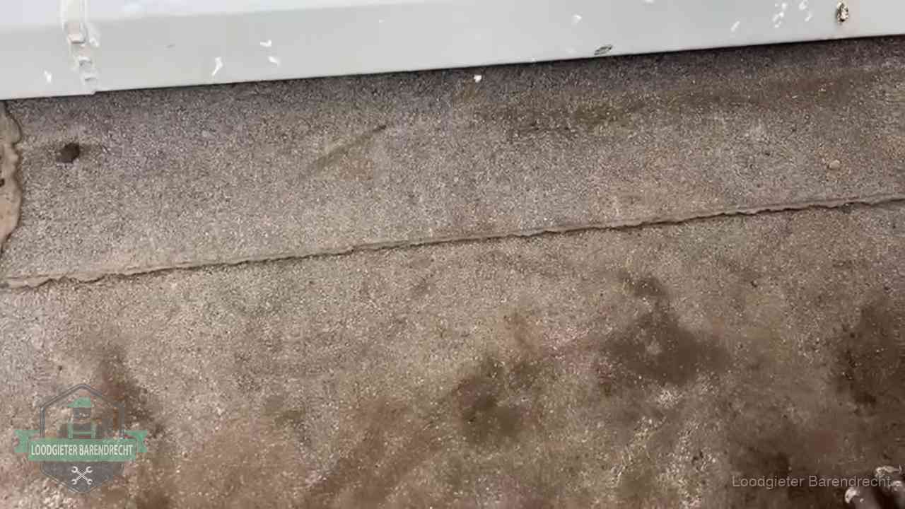 Stormschade en neerslag op daken in Barendrecht Vochtplekken bij de naad van een plat dak na aanhoudende regen in Barendrecht
