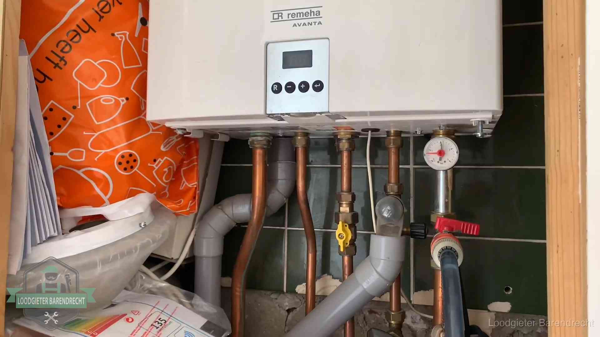 Oudere Remeha cv-ketel in een ketelkast in een woning in Barendrecht