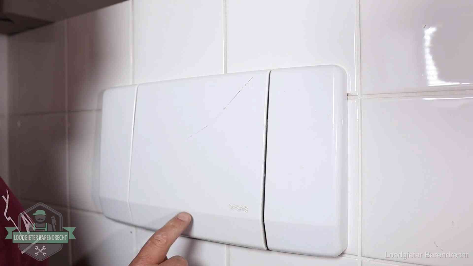 Oorzaken van een verstopte wc in Barendrecht Bedieningspaneel van een inbouwreservoir van een hangend toilet in Barendrecht