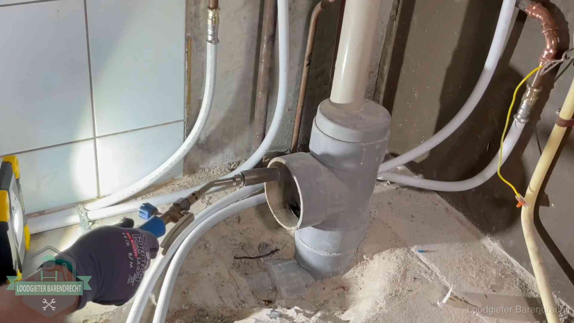 Verstopping in een huurwoning in Barendrecht Loodgieter werkt aan leidingen bij de pvc-standleiding van een huurwoning in Barendrecht