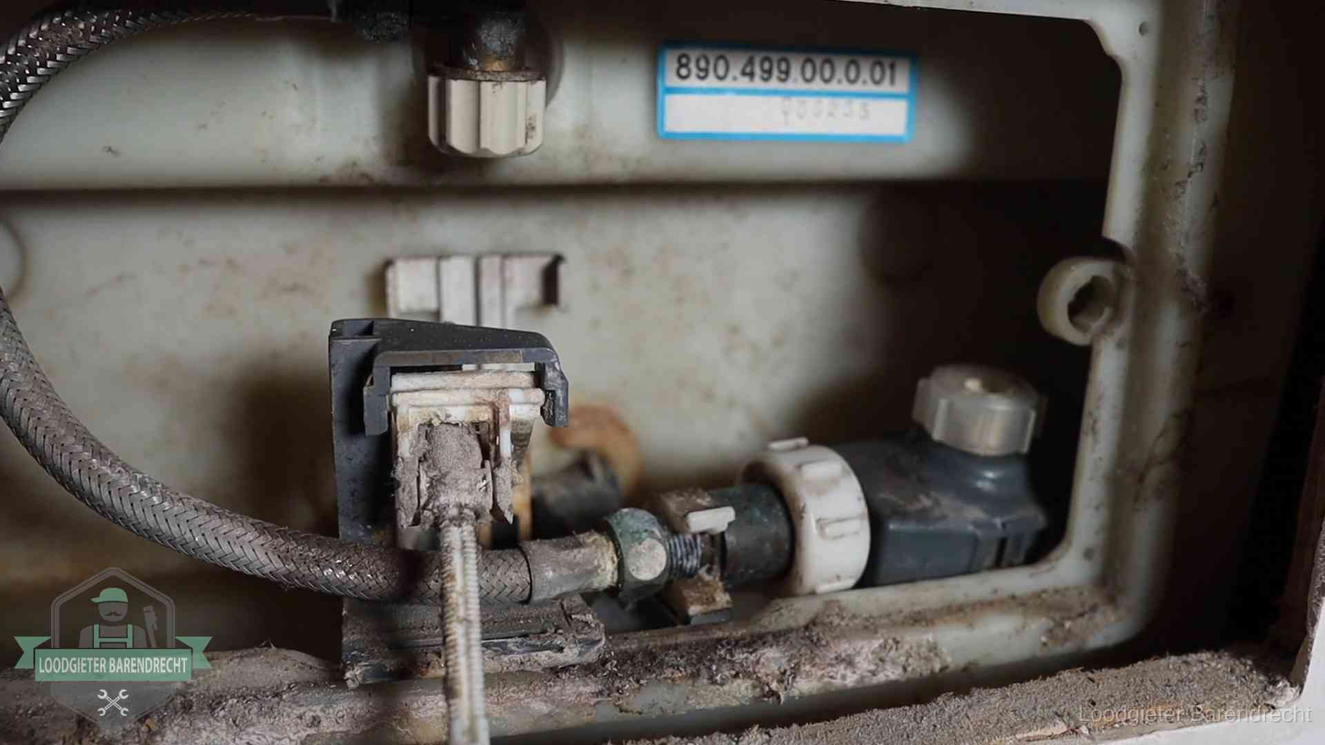 Stortbak en spoelmechanisme in Barendrecht Verkalkt binnenwerk van een stortbak met vlotterkraan in Barendrecht