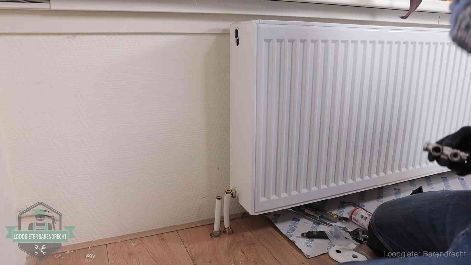 Nieuw gemonteerde radiator in een woonkamer in Barendrecht