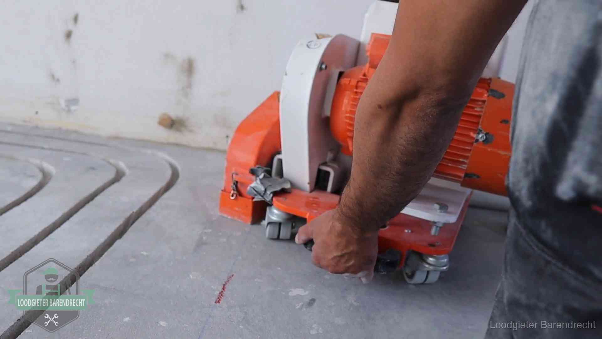 Sleuvenpatroon voor vloerverwarming in de dekvloer van een woning in Barendrecht