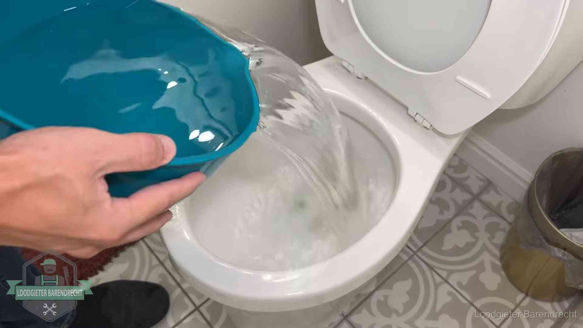 De warm-water-methode in Barendrecht Warm water wordt voorzichtig in de wc-pot gegoten in Barendrecht