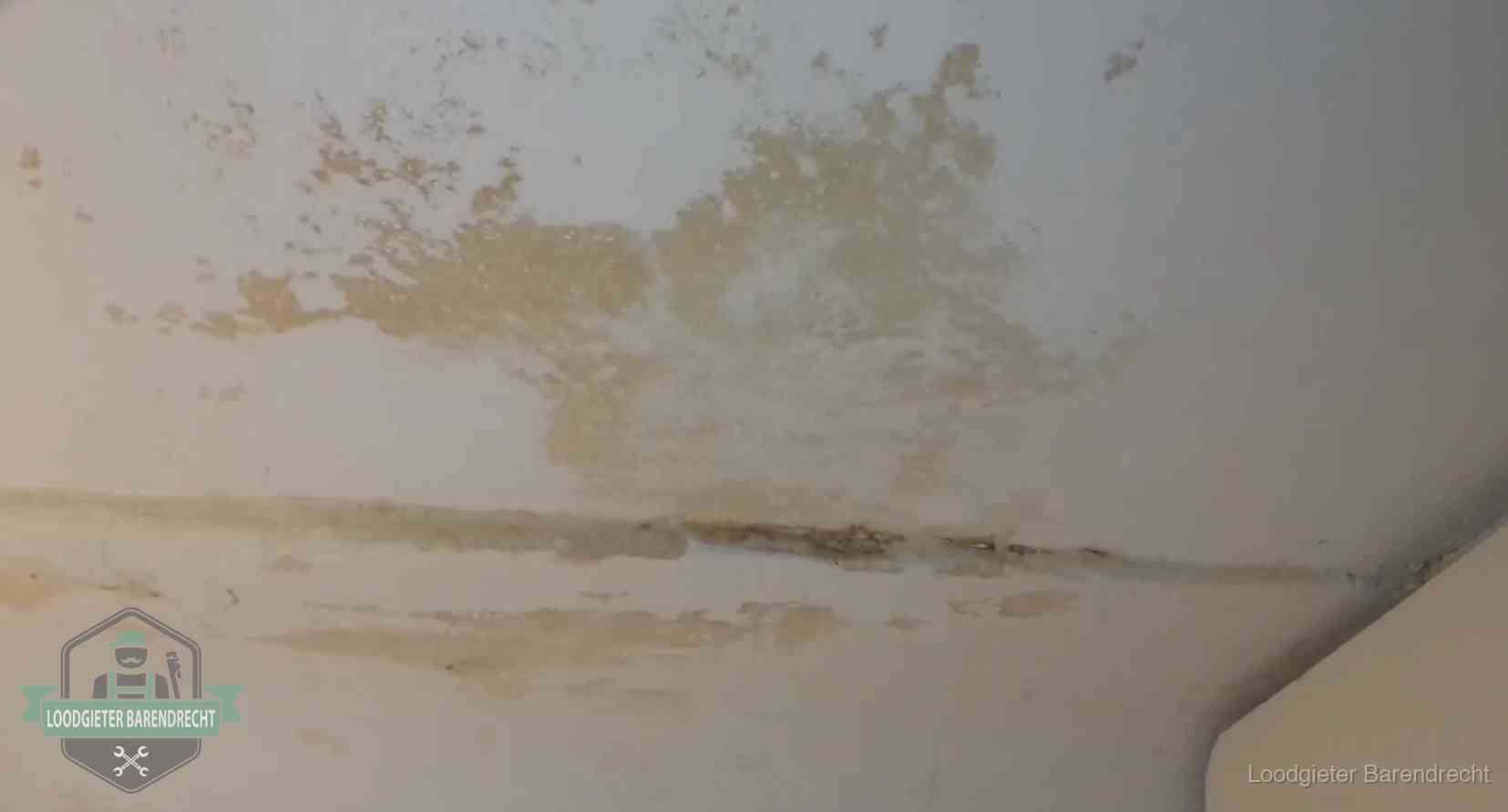 Verzekering bij rioolschade in Barendrecht Watervlekken op een plafond in Barendrecht, schade die je bij de verzekering meldt