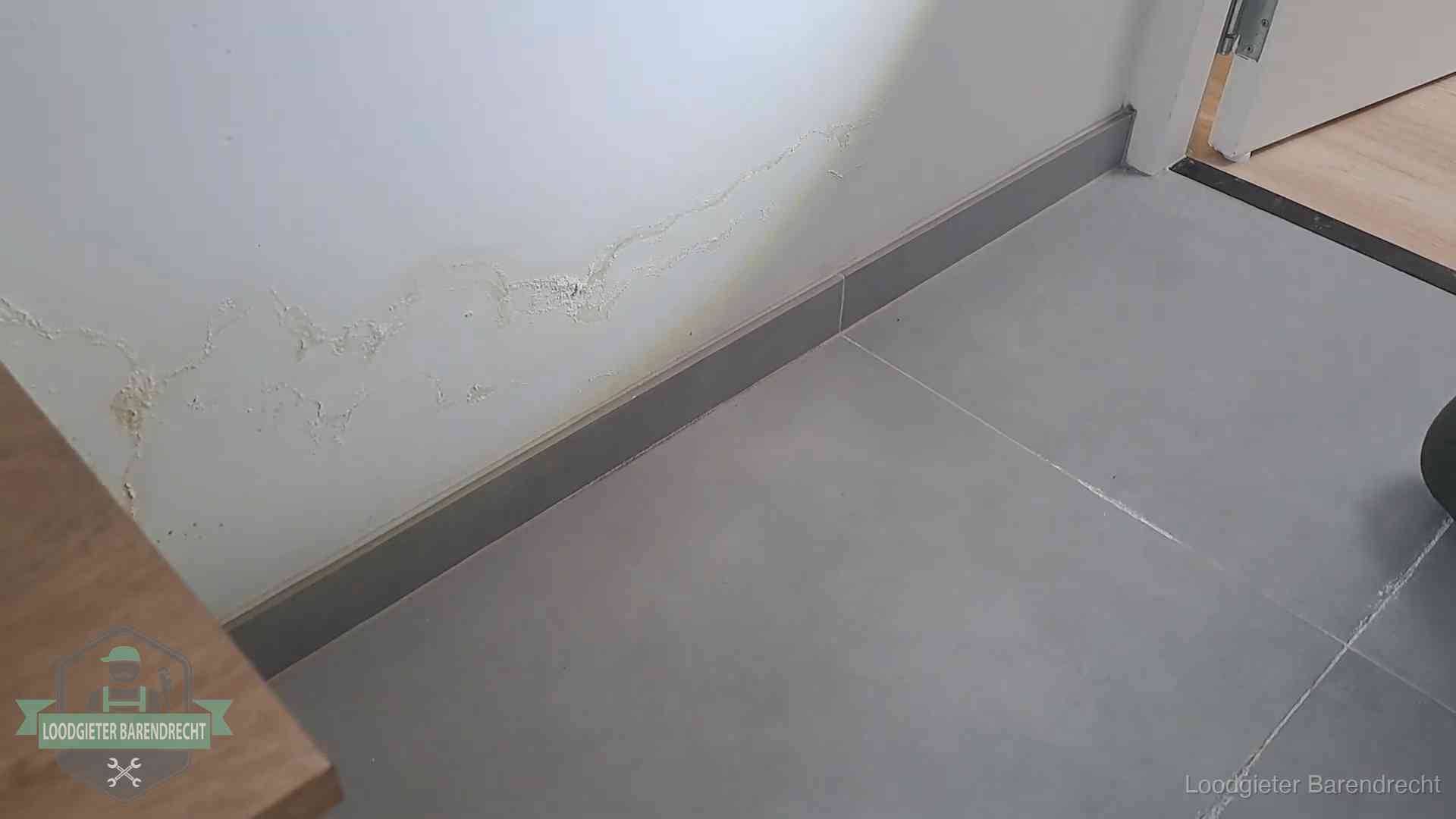 Verzekering en daklekkage in Barendrecht Waterschade met kalkuitbloeiing op een binnenwand in Barendrecht, vastgelegd voor de verzekering