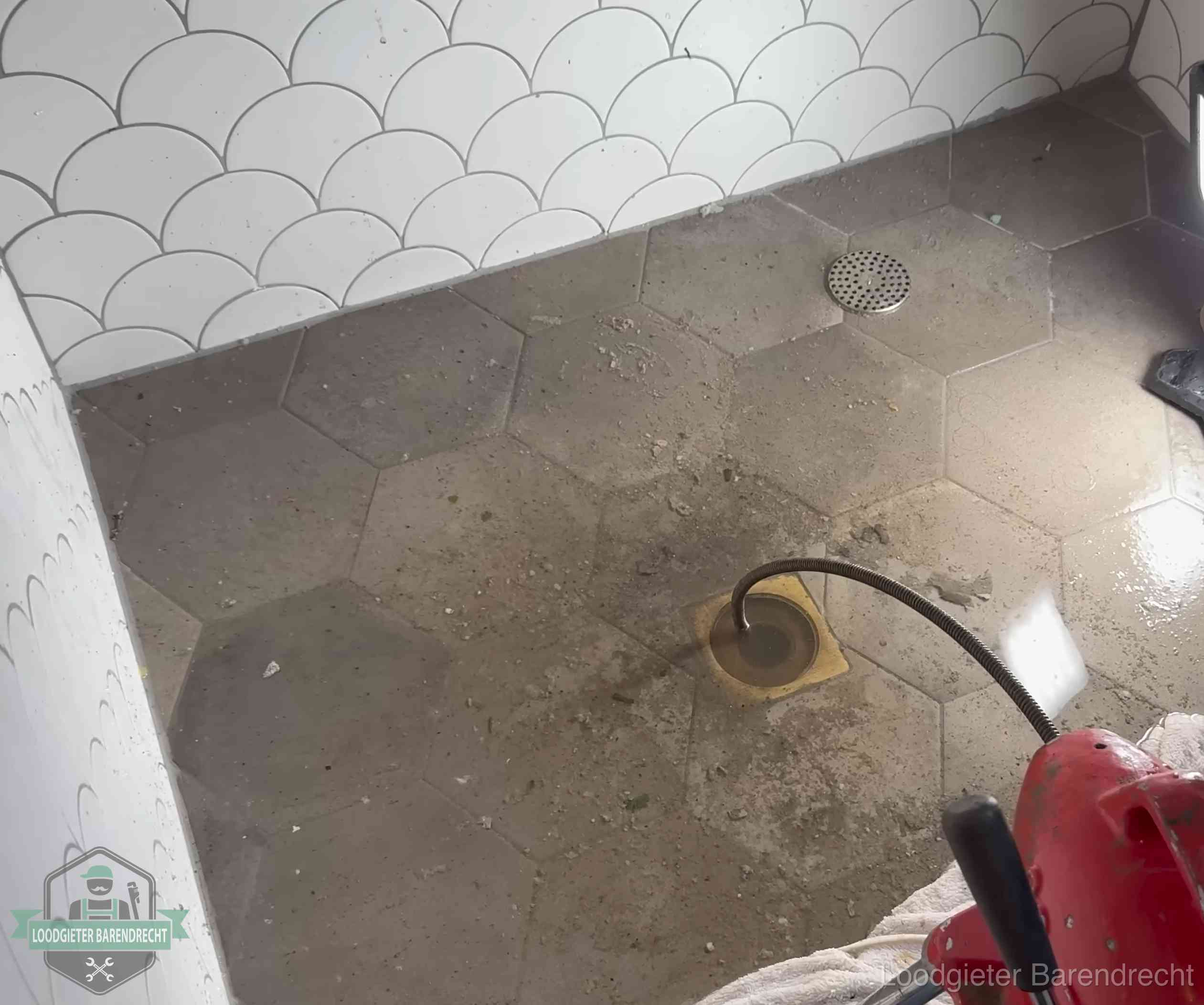 Stank uit wc of vloerput in Barendrecht Vloerput met waterslot in een badkamer in Barendrecht, een bron van stank als het waterslot droogstaat