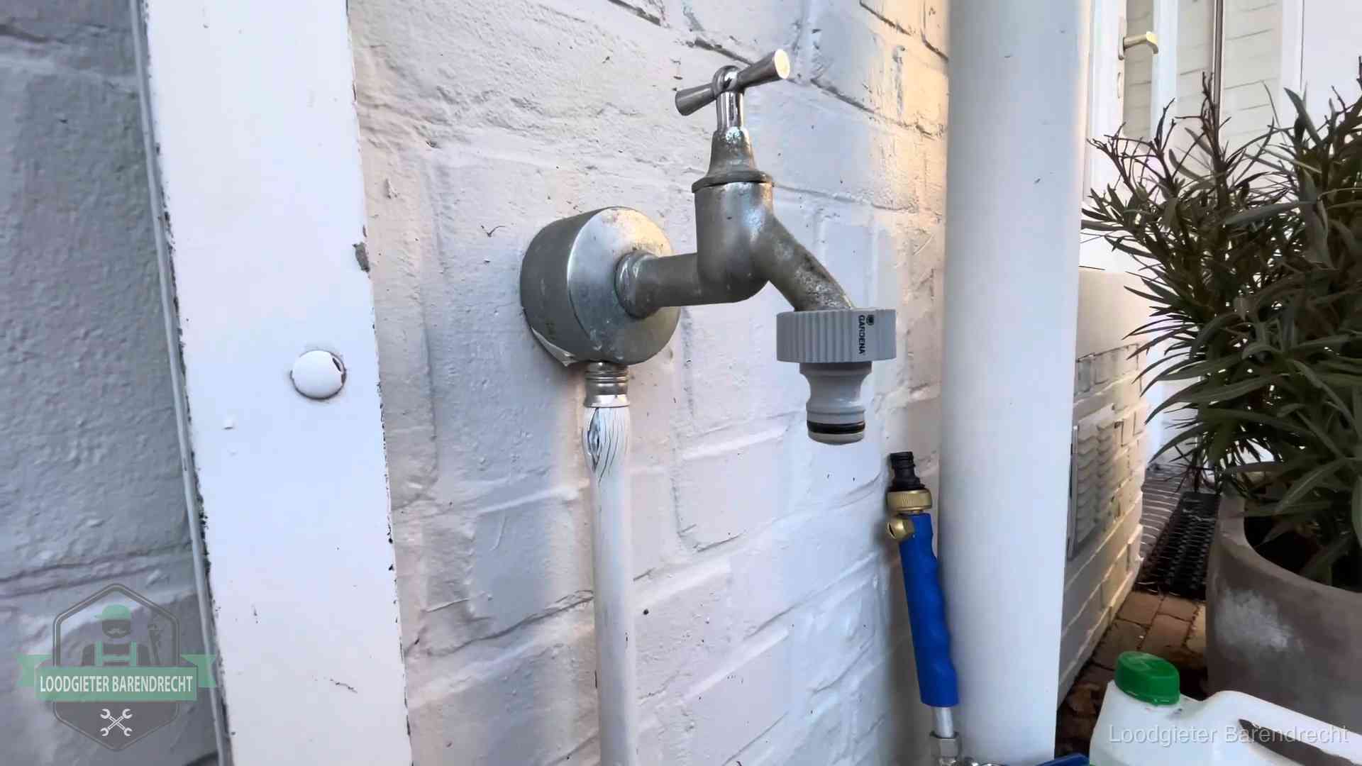 Buitenkraan met slangaansluiting bij een woning in Barendrecht, sluipverbruik zie je terug op de waterrekening