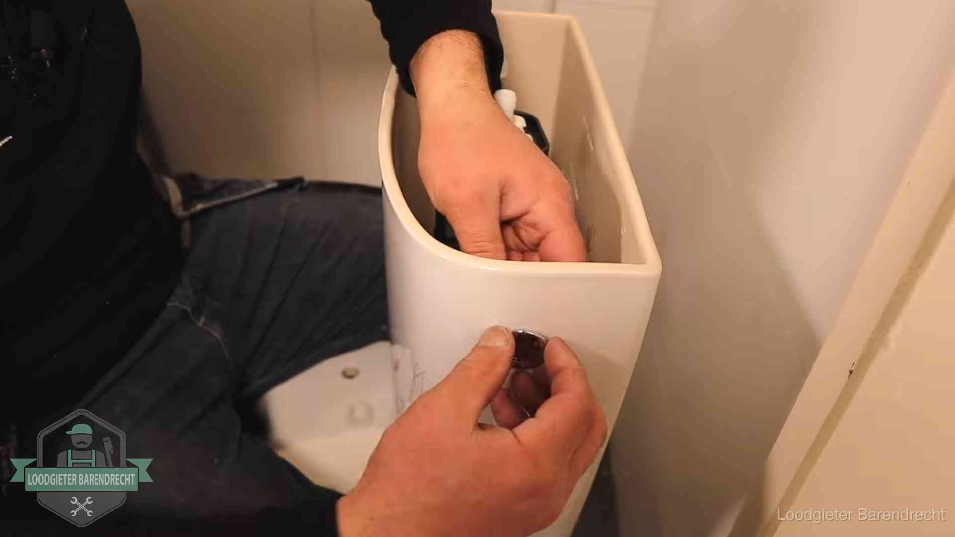 Je wc verstoppingsvrij houden in Barendrecht Drukknop van een duoblok-stortbak wordt gemonteerd bij een toilet in Barendrecht