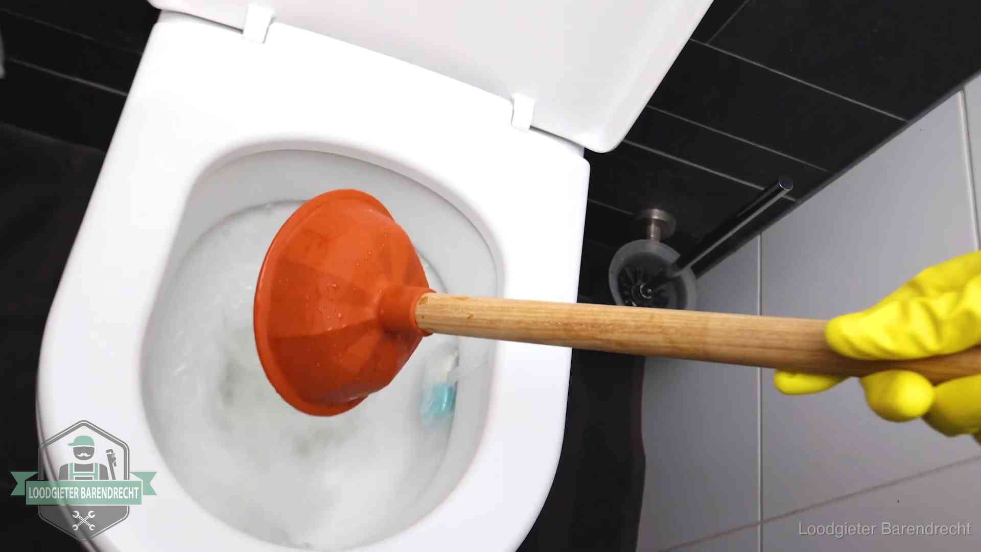 Wc ontstoppen met de plopper in Barendrecht Plopper wordt in de wc-pot gedrukt bij het ontstoppen van een toilet in Barendrecht