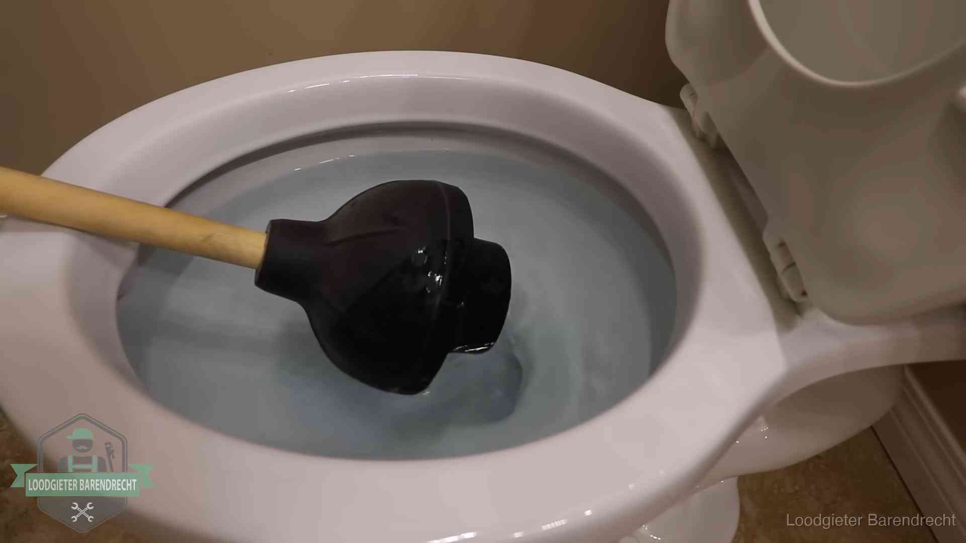 Wc vol water in Barendrecht Plopper in een wc-pot die vol water staat in Barendrecht