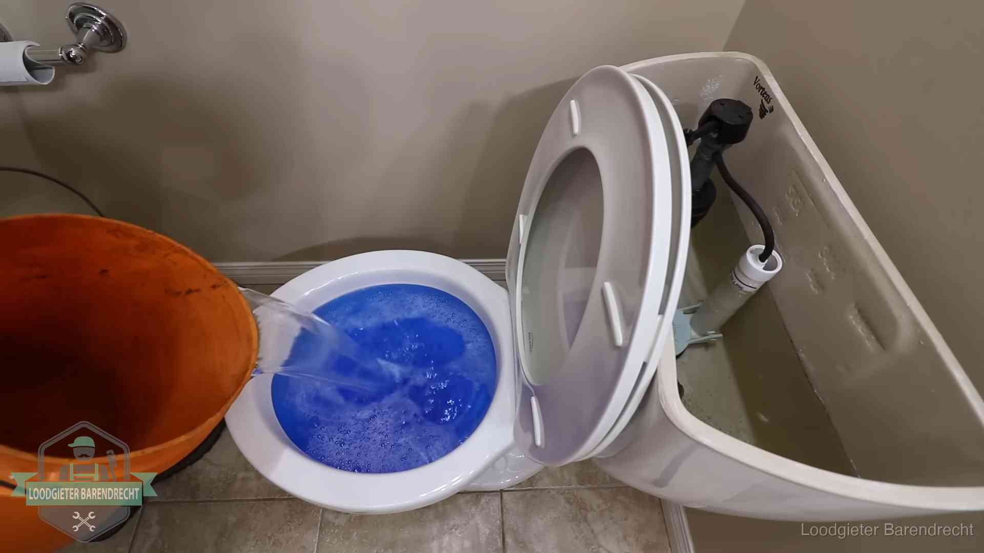 Water komt omhoog in de wc in Barendrecht Water bij de wc-pot wordt met een emmer weggewerkt om schade te beperken in Barendrecht