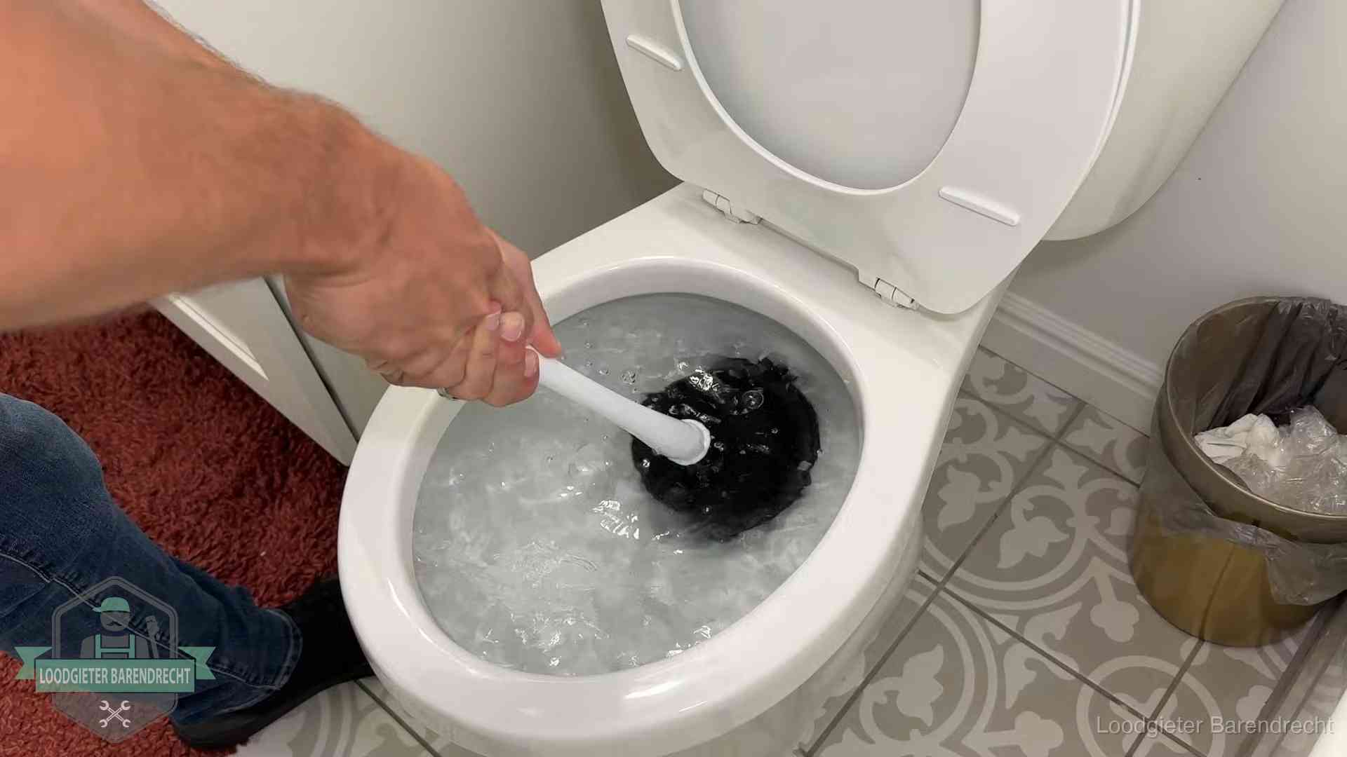 Zelf je wc ontstoppen in Barendrecht Zelf de wc ontstoppen met een plopper in Barendrecht, het water kolkt in de pot