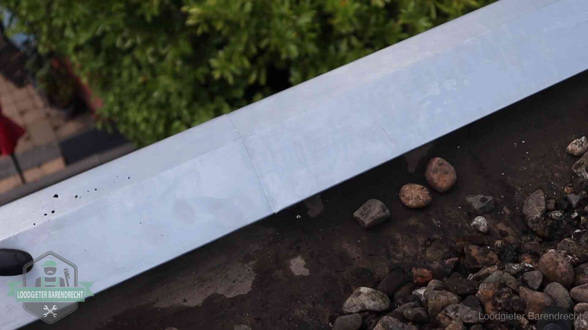 Garantie op dakwerk in Barendrecht Strak gesoldeerd naaddetail in een zinken daktrim op een dak in Barendrecht